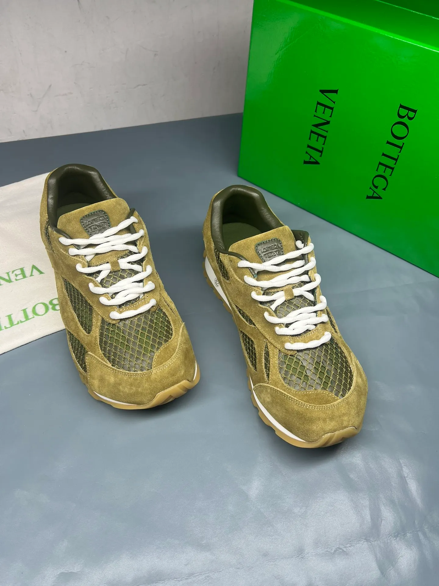 👟👟Ex-factory price 600👟👟 Men's size +10 Real photos 🔥🔥BV Orbit sneakers Wang Yibo's same style couple's dad shoes Runner sneakers, made of lightweight technical mesh fabric. Matched with geometric pattern designed rubber outsole, Wang Zha series high version. Look for the package technology. It is actually a lot taller, but the legs are still slim. Very nice, playable and durable. Matched to the standard💯 Package shoe technology. Look for the high version. The outsole is made of color-blocked TPU outsole. Women's model 35 36 37 38 39 40 41 42 (40 41 42 43 44 45 customized) (Customer logo can be accepted without refund or exchange at a favorable price) Equipped with original packaging